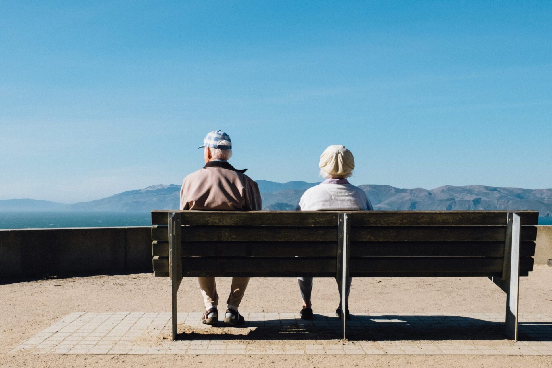 Betreuungskraft im einfühlsamen Gespräch mit einer Seniorin